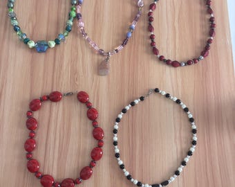 Conjunto de 5 collares de cuentas hechos a mano: verde, rosa, rojo, granate, negro/blanco.