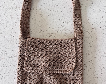 Bolso de hombro color camel hecho a mano con ganchillo, doble asa y cierre de broche.