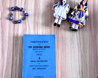 Artículos de colección griegos antiguos: figuras, almanaque de la arquidiócesis de 1961 y juego de 3 pulseras.
