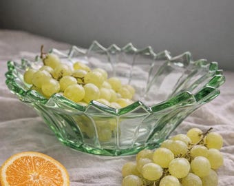 Vintage Green‑Tint Pressed Glass Centre Bowl 23cm Scalloped Starburst Rim