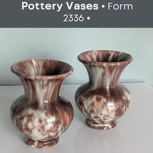 Puede incluir: Dos jarrones de cerámica con base bulbosa y borde acampanado. Los jarrones son marrones y blancos con un patrón moteado. El texto "Pottery Vases • Form 2336 •" está en la parte superior.