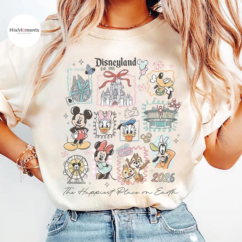 Peut inclure: T-shirt cr&egrave;me avec un motif Disneyland repr&eacute;sentant divers personnages et monuments de dessins anim&eacute;s. Le motif comprend Mickey Mouse, Minnie Mouse, Donald Duck et Tic et Tac. Le texte "Disneyland Est. 1955" et "The Happiest Place on Earth" sont &eacute;galement visibles.