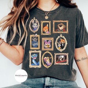 Puede incluir: Camiseta gris oscuro con retratos enmarcados de personajes de animales animados. Los retratos est&aacute;n en marcos dorados e incluyen un conejo, un zorro y un perezoso. La camiseta tiene un lavado vintage.