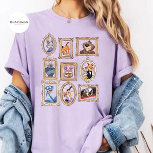 Puede incluir: Una camiseta lila con retratos de animales de dibujos animados enmarcados. Los retratos incluyen un conejo, un zorro, un oso y otros personajes. La camiseta tiene mangas cortas y un corte holgado. El logotipo de la marca "HisMoments" est&aacute; en la esquina superior izquierda.