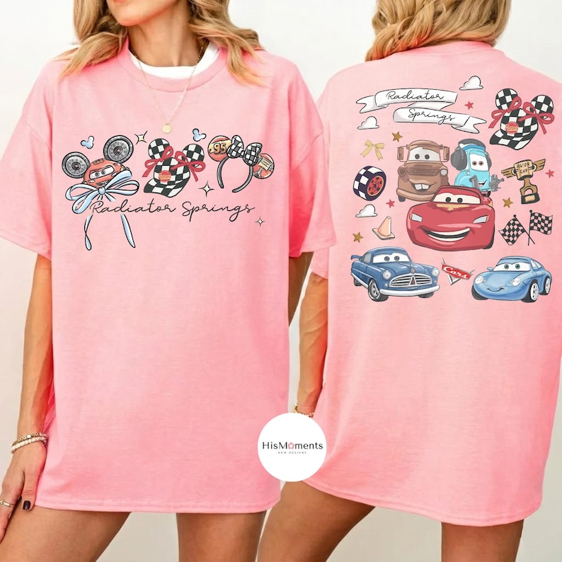 Może przedstawiać: Jasnor&oacute;żowa koszulka z nadrukiem inspirowanym filmem "Auta". Prz&oacute;d koszulki przedstawia napis "Radiator Springs" i ilustracje samochod&oacute;w. Tył koszulki r&oacute;wnież zawiera napis "Radiator Springs" oraz grafiki samochod&oacute;w.
