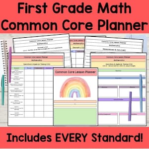Puede incluir: Un planificador con espiral con el texto "First Grade Math Common Core Planner". El planificador incluye plantillas de planes de lecciones con secciones de matemáticas, geometría y operaciones. Un gráfico de arcoíris en acuarela aparece en una de las páginas. El texto "Includes EVERY Standard!" está en la parte inferior.