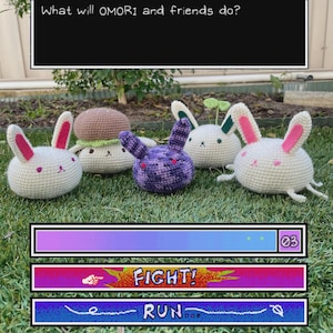 Puede incluir: Cinco peluches de ganchillo que incluyen tres conejos blancos con orejas rosas, un champiñón marrón y una criatura morada con patrones. Un cuadro de texto negro arriba dice What will OMORI and friends do? con barras de menú de juego FIGHT! y RUN.