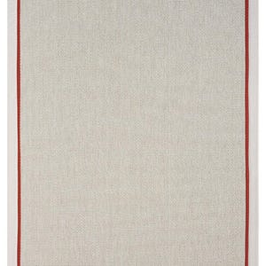 Puede incluir: Una alfombra beige con un borde rojo. La alfombra tiene una textura tejida.