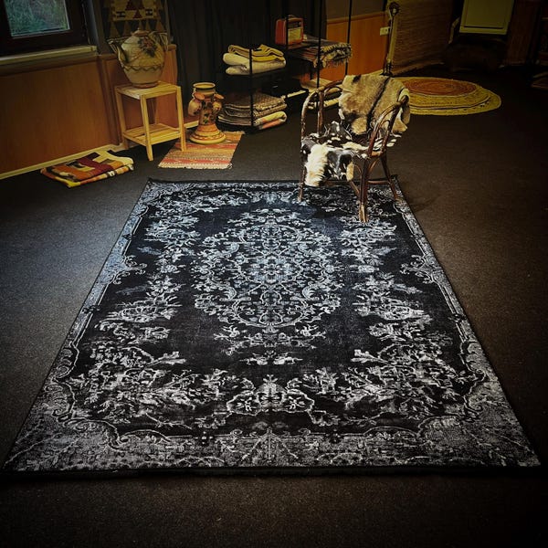 Handwoven Gothic Style Rug: Vintage Inspired, Non-Slip & Machine Washable
