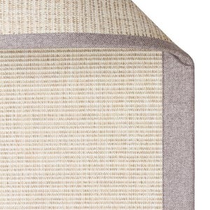 Könnte beinhalten: Nahaufnahme eines beigefarbenen und grauen Teppichs. Der Teppich hat ein strukturiertes, gewebtes Aussehen mit einer hellbeigen Mitte und einem grauen Rand. Die Ecke des Teppichs ist hochgeklappt und zeigt die Unterseite.