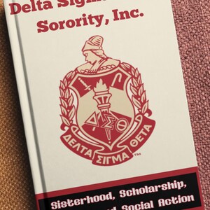 Op de afbeelding: Boekomslag met het wapen van de Delta Sigma Theta Sorority, Inc. in rood op een gebroken witte achtergrond. Het wapen bevat een fakkel, symbolen en Griekse letters. De onderkant heeft de tekst: Sisterhood, Scholarship, Service, and Social Action.