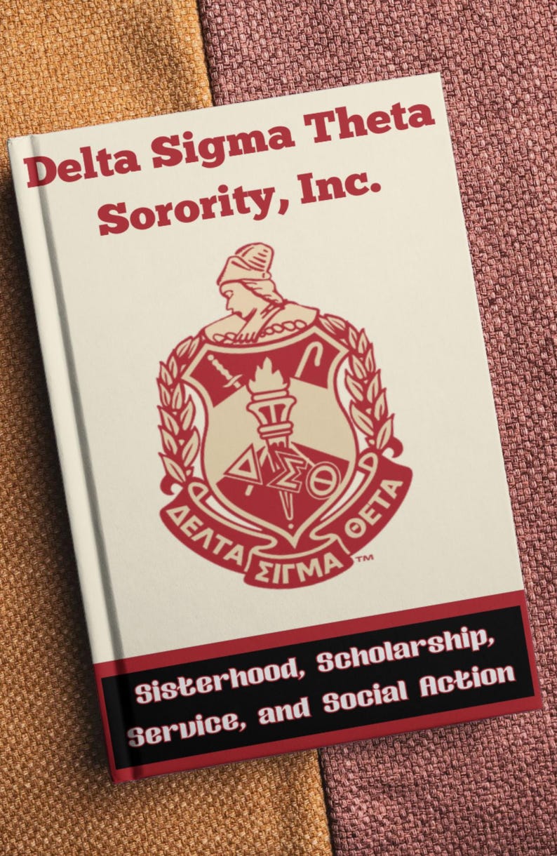 Op de afbeelding: Boekomslag met het wapen van de Delta Sigma Theta Sorority, Inc. in rood op een gebroken witte achtergrond. Het wapen bevat een fakkel, symbolen en Griekse letters. De onderkant heeft de tekst: Sisterhood, Scholarship, Service, and Social Action.