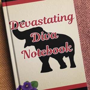 Op de afbeelding: Een notitieboek met de woorden "Devastating Diva Notebook" in rood script, met een zwart olifant silhouet. Het notitieboek heeft een cr&egrave;mekleurige kaft met rode en zwarte randen en een tros paarse bloemen.