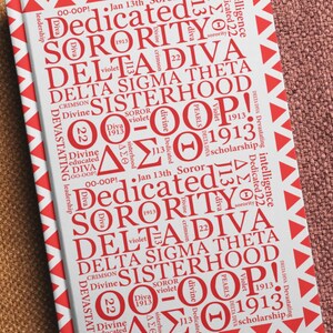 Op de afbeelding: Een wit notitieboek met een rood-witte geometrische rand. De omslag heeft een herhalend patroon van rode tekst, waaronder "Dedicated Sorority", "Delta Sigma Theta" en "Sisterhood". Het notitieboek is waarschijnlijk voor een sorority-lid.