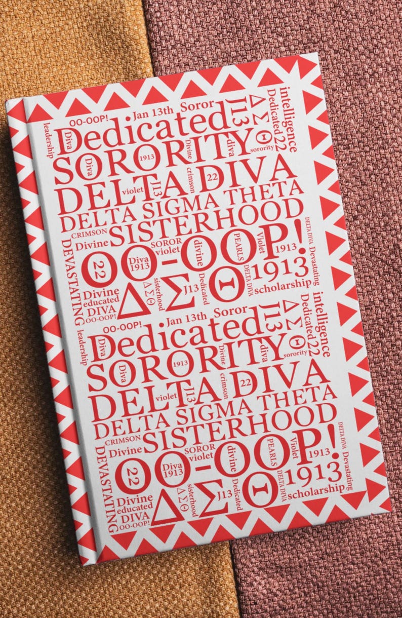 Op de afbeelding: Een wit notitieboek met een rood-witte geometrische rand. De omslag heeft een herhalend patroon van rode tekst, waaronder "Dedicated Sorority", "Delta Sigma Theta" en "Sisterhood". Het notitieboek is waarschijnlijk voor een sorority-lid.