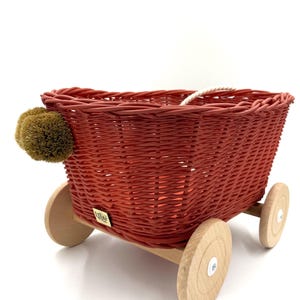 Rieten trekwagen SAM RUST voor kinderen | Handgemaakte speelgoedkinderwagen met pompons | Natuurlijke opbergmand – jongens en meisjes – LiLu Kids