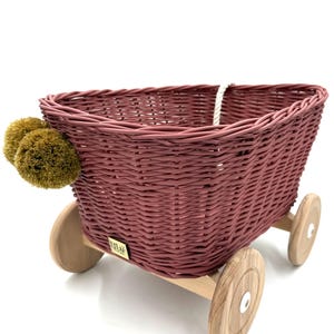 Wiklinowy wózek SAM RASPBERRY dla dzieci | Ręcznie robiony wózek dziecięcy z pomponami | Naturalny kosz do przechowywania – dla chłopców i dziewcząt – LiLu Kids