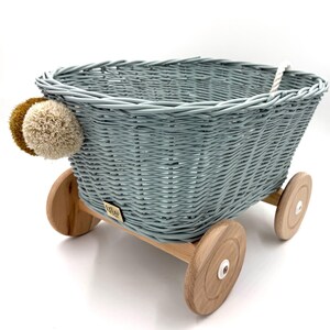 Wiklinowy wózek SAM MINT dla dzieci | Ręcznie robiony wózek dziecięcy z pomponami | Naturalny kosz do przechowywania – dla chłopców i dziewcząt – LiLu Kids