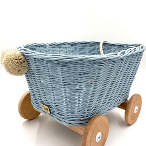 Wiklinowy wózek SAM BABY BLUE dla dzieci | Ręcznie robiony wózek dziecięcy z pomponami | Naturalny kosz do przechowywania – dla chłopców i dziewcząt – LiLu Kids