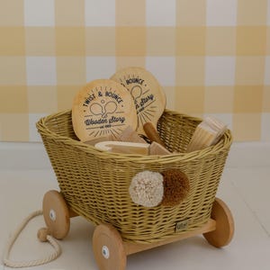 Rieten trekwagen SAM BUTTER voor kinderen | Handgemaakte speelgoedkinderwagen met pompons | Natuurlijke opbergmand – jongens en meisjes – LiLu Kids