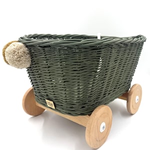 Wiklinowy wózek SAM FOREST dla dzieci | Ręcznie robiony wózek dziecięcy z pomponami | Naturalny kosz do przechowywania – dla chłopców i dziewcząt – LiLu Kids