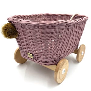 Wiklinowy wózek SAM LILAC dla dzieci | Ręcznie robiony wózek dziecięcy z pomponami | Naturalny kosz do przechowywania – dla chłopców i dziewcząt – LiLu Kids