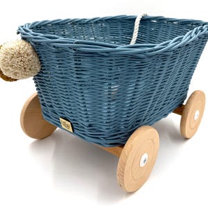 Wiklinowy wózek SAM DEEP BLUE dla dzieci | Ręcznie robiony wózek dziecięcy z pomponami | Naturalny kosz do przechowywania – dla chłopców i dziewcząt – LiLu Kids
