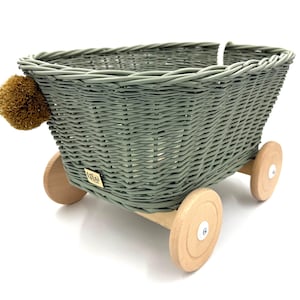 Wiklinowy wózek SAM OLIVE dla dzieci | Ręcznie robiony wózek dziecięcy z pomponami | Naturalny kosz do przechowywania – dla chłopców i dziewcząt – LiLu Kids