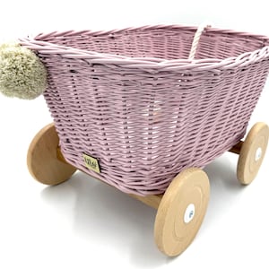 Wiklinowy wózek SAM BABY PINK dla dzieci | Ręcznie robiony wózek dziecięcy z pomponami | Naturalny kosz do przechowywania – dla chłopców i dziewcząt – LiLu Kids