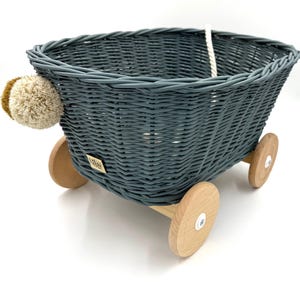Wiklinowy wózek SAM JEANS dla dzieci | Ręcznie robiony wózek dziecięcy z pomponami | Naturalny kosz do przechowywania – dla chłopców i dziewcząt – LiLu Kids