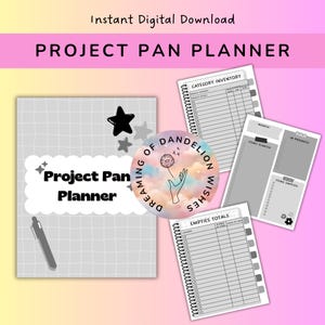 Può includere: Un download digitale per un Project Pan Planner. Il planner include una copertina con il titolo, un'illustrazione di penna e grafiche a stella. Pagine aggiuntive includono l'inventario delle categorie, gli articoli iniziati, in corso e i totali dei vuoti. Il design è in tonalità di grigio e bianco.