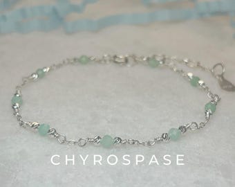 Pulsera de plata de ley con crispasa (piedra natal de mayo) y mensaje personalizado en caja de regalo.