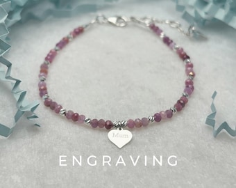 Pulsera personalizada con dije de corazón de mamá en plata de ley y rubí