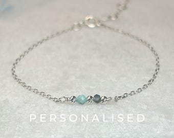 Pulsera de gemas personales de plata de ley con piedras de nacimiento seleccionadas y mensaje personalizado en una caja de regalo.