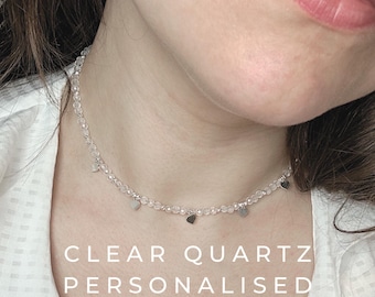 Gargantilla de plata de ley con cuarzo transparente, piedra natal de abril, y dijes de corazón personalizados.