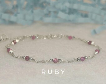 Pulsera de plata de ley con rubí, piedra natal de julio, personalizada