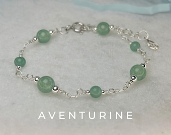 Pulsera de plata de ley con aventurina y mensaje personalizado en caja de regalo.