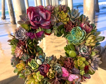 Corona de suculentas vivas: decoración única para paredes y puertas exteriores.