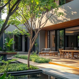 Könnte beinhalten: Ein moderner Außenbereich mit einer Holzterrasse, einem kleinen Teich und üppigem Grün. Die Terrasse ist mit einer Reihe von Gartenmöbeln ausgestattet, darunter ein Sofa, Stühle und ein Tisch. Der Teich ist von grünen Pflanzen und einem Gehweg umgeben.