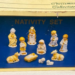 Vintage Krippe Set von 11 Stück Handbemalte Porzellanfiguren