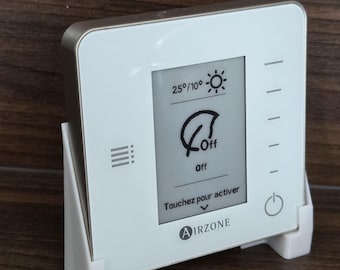 May include: A white and silver digital thermostat with a screen displaying 25°/10° and a leaf symbol indicating 'Off'. The screen also shows the text 'Touchez pour activer' and the brand name 'AIRZONE'. The thermostat is in a white stand.
