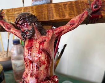 Crucifijo realista de la Pasión de Cristo, 50 cm (19,7 pulgadas), tallado a mano, color marrón.