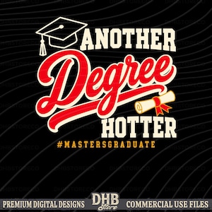 Può includere: Un design grafico con il testo ANOTHER DEGREE HOTTER in grassetto rosso e crema. Include un'icona di tocco di laurea, un diploma arrotolato con un nastro rosso e l'hashtag #MASTERSGRADUATE in giallo su uno sfondo nero.