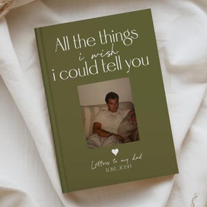 K&ouml;nnte beinhalten: Ein Buch mit gr&uuml;nem Einband und dem Text "All the things I wish I could tell you". In der Mitte befindet sich ein Foto eines Mannes. Auf der Unterseite des Buches steht "Letters to my dad LOVE, JOSH."