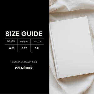 K&ouml;nnte beinhalten: Ein wei&szlig;es Buch mit minimalistischem Design, das auf einem cremefarbenen Stoff liegt. Die Gr&ouml;&szlig;entabelle links zeigt die Ma&szlig;e: 1,4 cm tief, 20,5 cm hoch und 14,5 cm breit. Der Text "SIZE GUIDE" ist deutlich sichtbar.