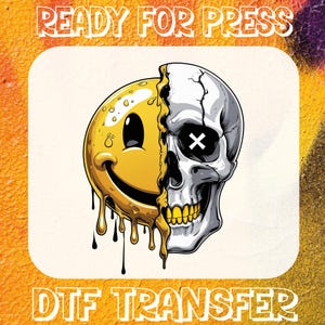 Peut inclure: Un motif de transfert DTF représentant une image divisée d'un smiley jaune et d'un crâne. Le smiley dégouline et le crâne a un X blanc pour un œil. Les mots "READY FOR PRESS" et "DTF TRANSFER" sont en haut et en bas.