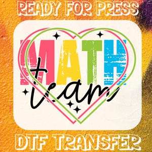 Peut inclure: Un motif de transfert DTF avec les mots "MATH Team" à l'intérieur d'un cœur. Le mot "MATH" est en rose, jaune, vert et bleu. Le design comprend également les textes "READY FOR PRESS" et "DTF TRANSFER".