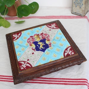 Antique French Heraldic Trivet, Fleur de Lys & Lion, 19th Century Table Decor / Dessous-de-plat ancien héraldique, Faïence et bois sculpté