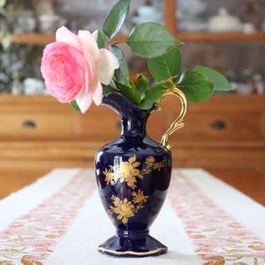 Vase Aiguière en Porcelaine de Limoges Miniature, Bleu de Four et Or, Décor Floral de Roses Dorées, Vintage France, Collection d'Art
