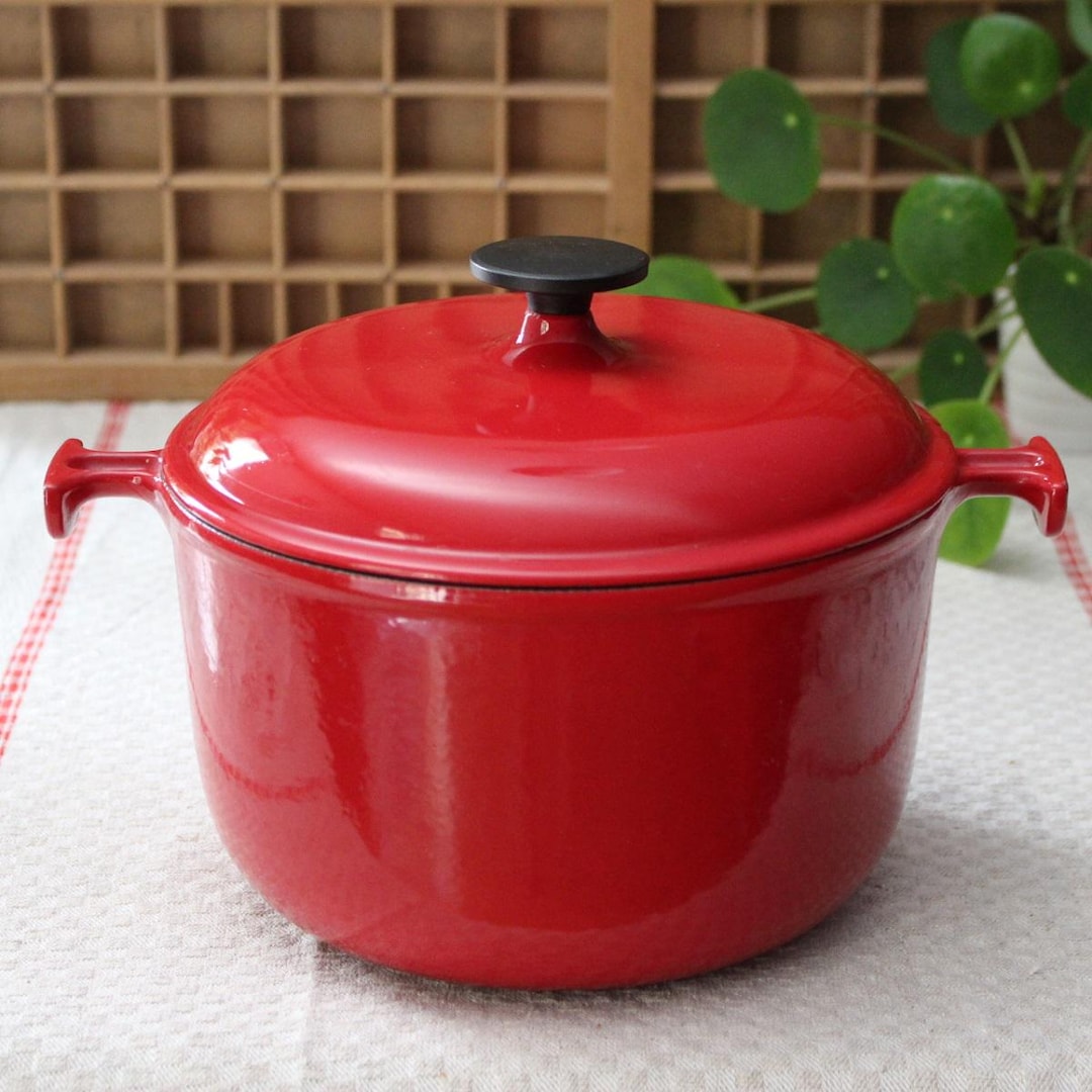 Le Creuset Cocotte Enzo Mari Collection la Mama, Round Enameled Cast Iron Pot, Vintage French 1960 Le Creuset Cocotte Enzo Mari Collection la Mama, Round Enameled Cast Iron Pot, Vintage French 1960
